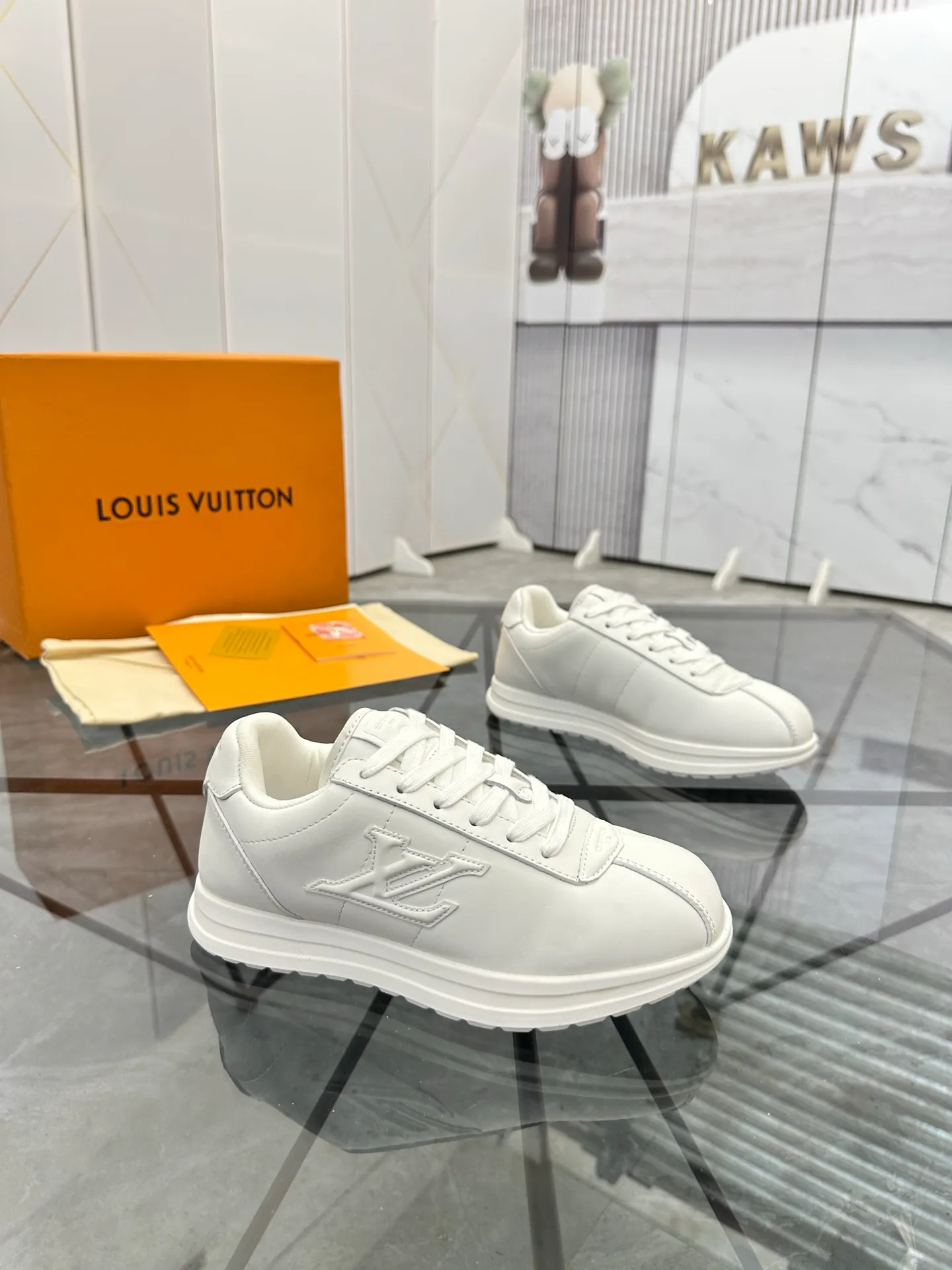 Men's shoes: 💰P700¥ Top quality Product trademark: LV* "Louis Vuitton*" low-top casual shoes Regular size: 35-45 (can be customized to 46) Couple style Product materials: Imported cowhide upper, breathable lining, original outsole. Number: two